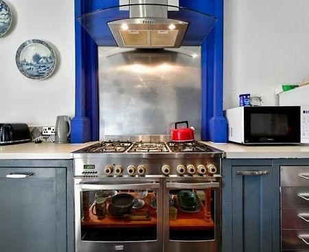 Quirky 4 Bedroom Apartment With Terrace Cardiff Exteriör bild