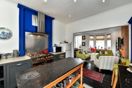 Quirky 4 Bedroom Apartment With Terrace Cardiff Exteriör bild