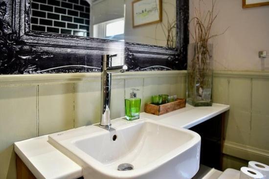 Quirky 4 Bedroom Apartment With Terrace Cardiff Exteriör bild