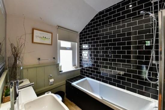 Quirky 4 Bedroom Apartment With Terrace Cardiff Exteriör bild