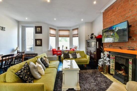 Quirky 4 Bedroom Apartment With Terrace Cardiff Exteriör bild